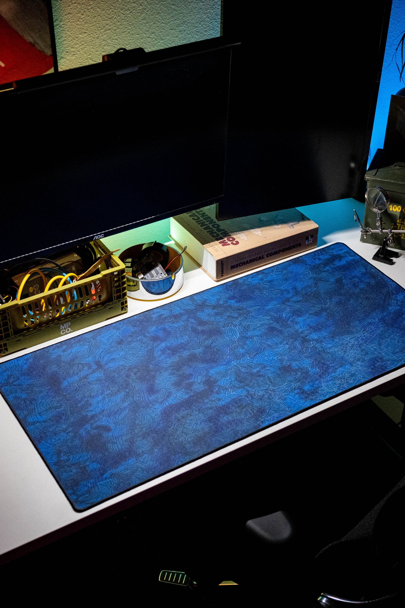 Topo Dirt - Blue desk setup