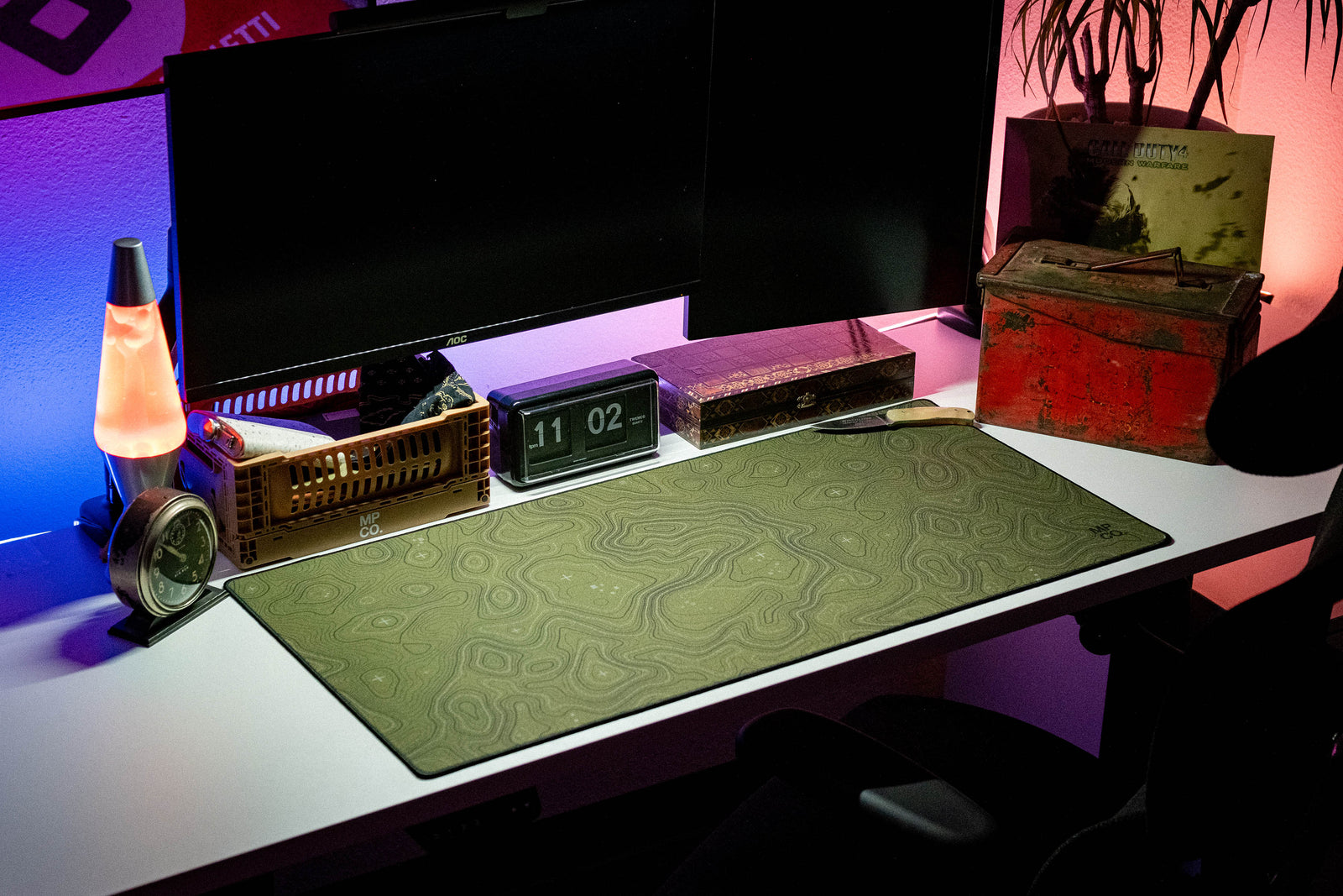 Topographic - Green desk setup