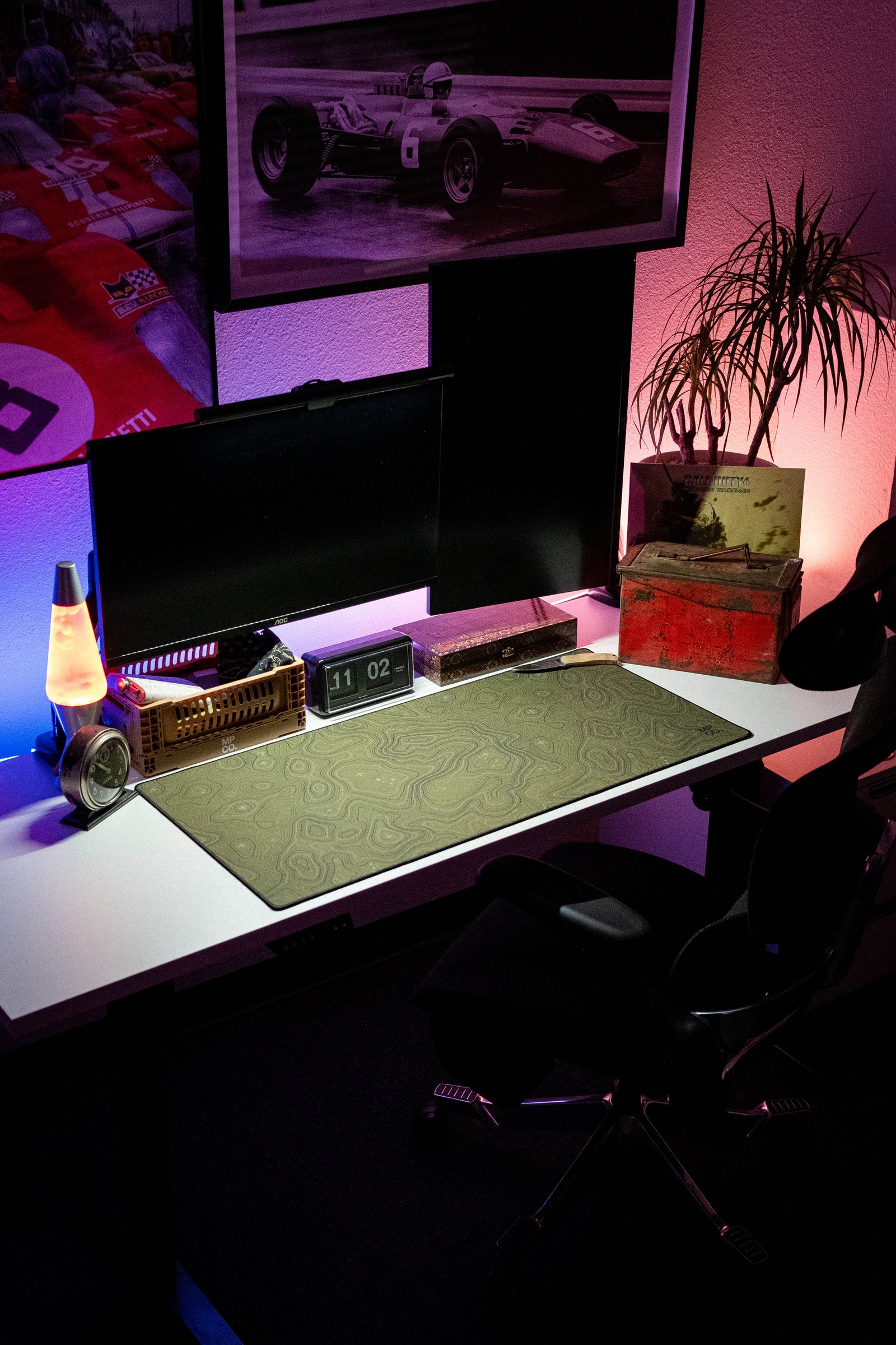 Topographic - Green desk setup