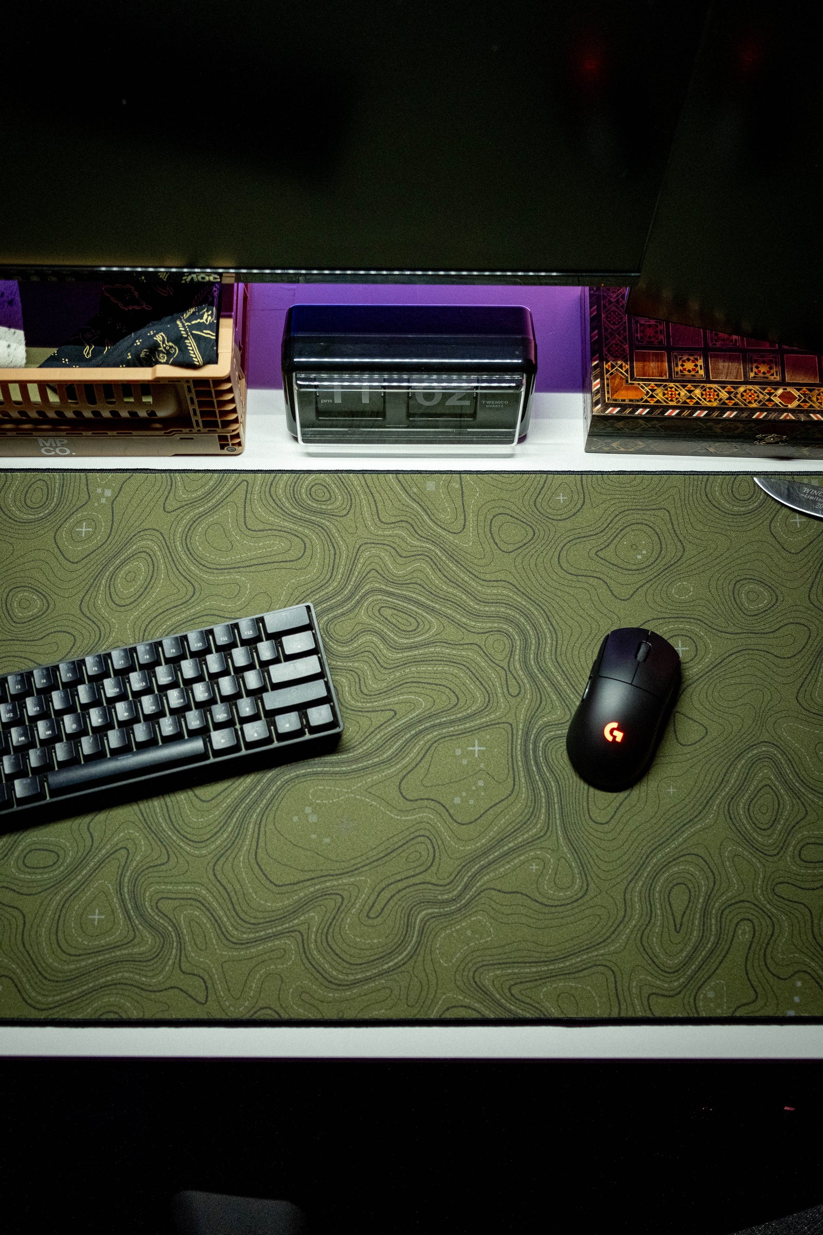 Topographic - Green desk setup