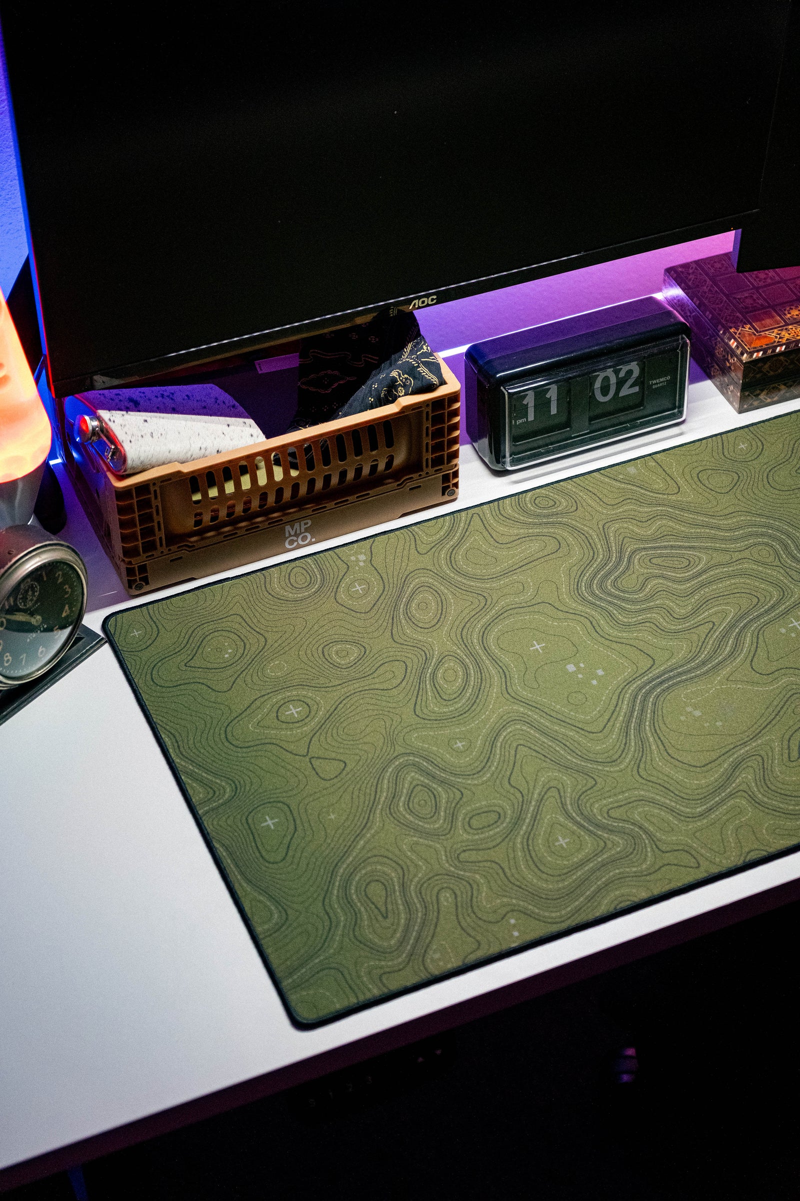 Topographic - Green desk setup