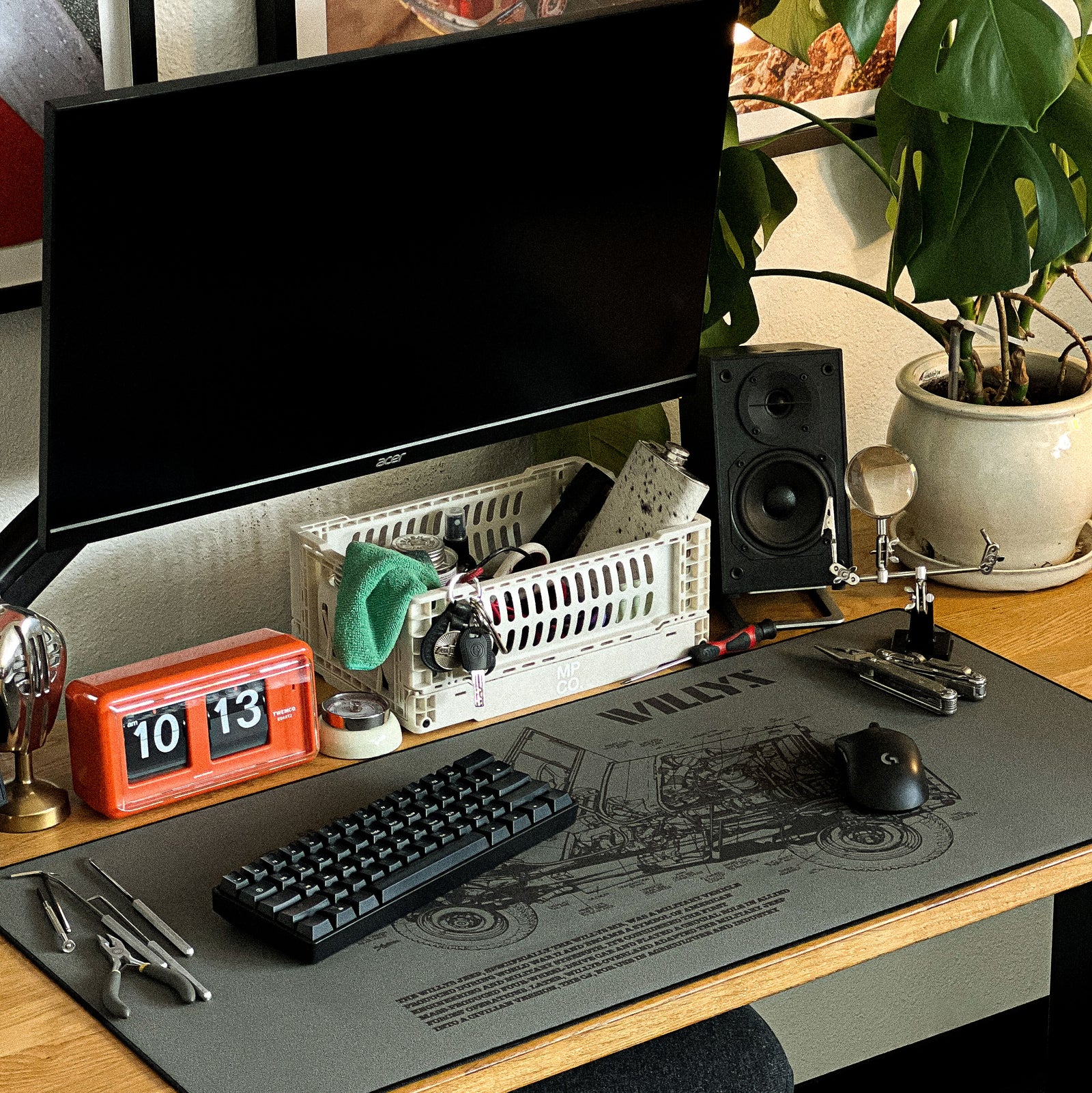 WILLYS - Green desk setup