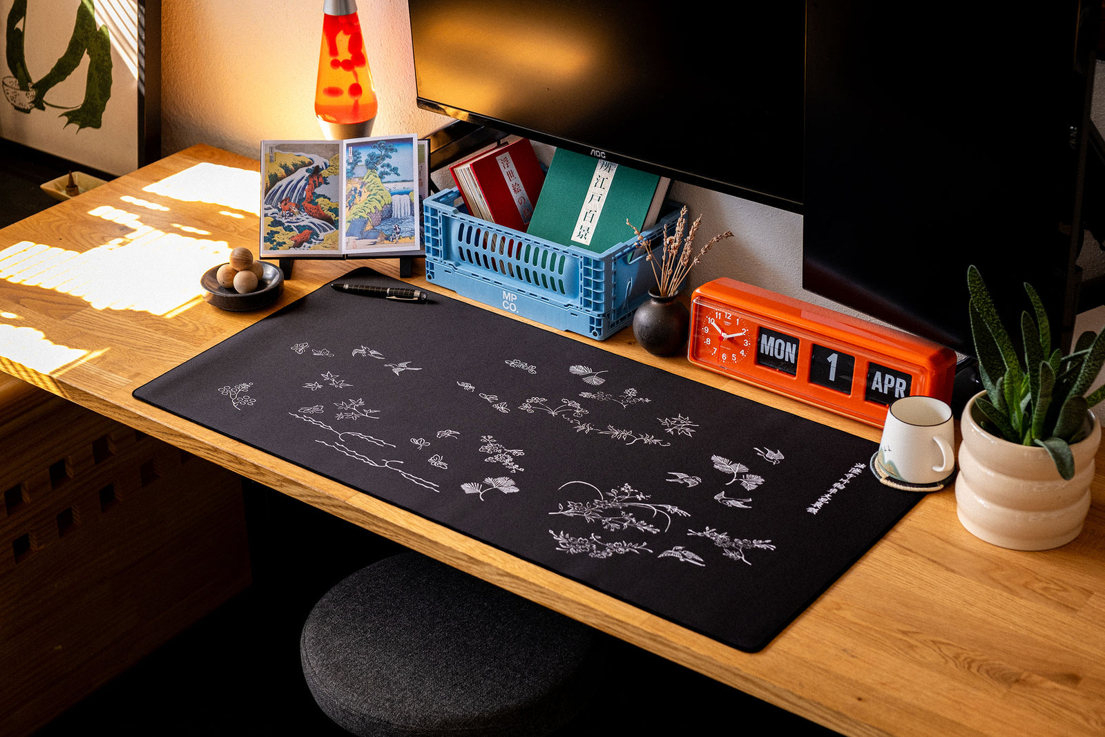 Yatsuo 1 by Taguchi Tomoki - Black desk setup