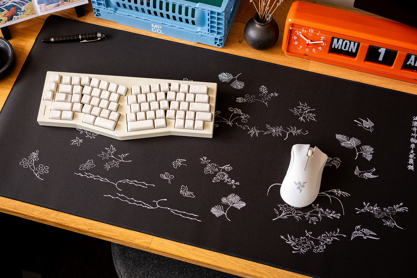 Yatsuo 1 by Taguchi Tomoki - Black desk setup