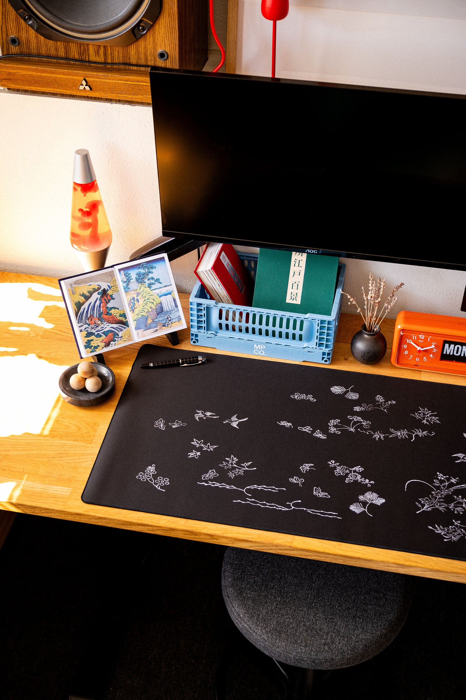 Yatsuo 1 by Taguchi Tomoki - Black desk setup