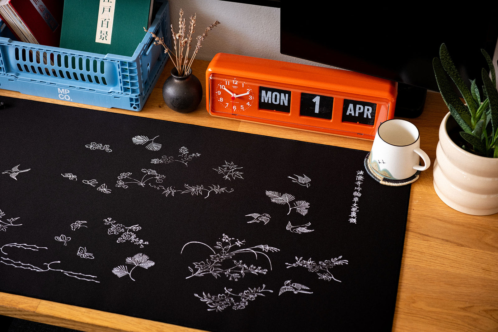 Yatsuo 1 by Taguchi Tomoki - Black desk setup