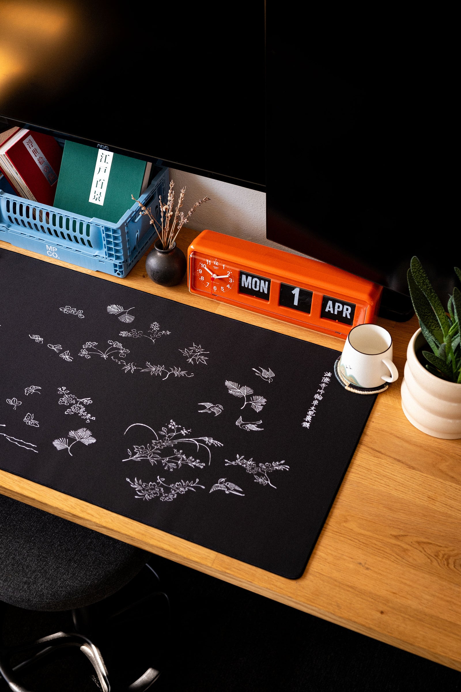 Yatsuo 1 by Taguchi Tomoki - Black desk setup